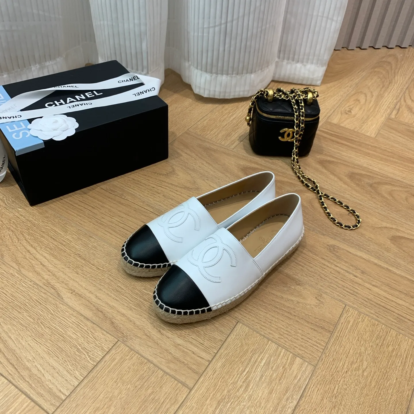 👟👟Ex-factory price 440👟👟 👑New colors are coming ✌️New version of Chanel fisherman shoes is coming❗️Delivered in a full set of top-notch packaging. The quality of my fisherman shoes has not been introduced much, everyone who has had them knows it! The original customized upper, and my outsole is the original translucent outsole, the opaque outsole is the wrong version, full set of authentic packaging ❗️ size: 35-40, running price
